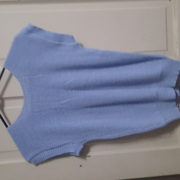WOMEN'S KNITTED SWEATER WITH NO SLEEVES. - Picture 3 of 3